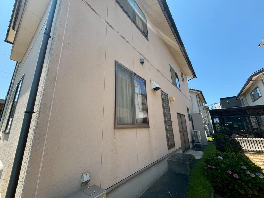 【外壁に発生したカビ】<br />
外壁の一部にはカビも発生していました。外壁表面の防水機能が低下すると、水分や汚れの影響を受けやすくなります。塗料をそのまま重ねるのではなく、高圧洗浄で汚れや付着物を落とし、塗料が密着しやすい状態へ整えます。